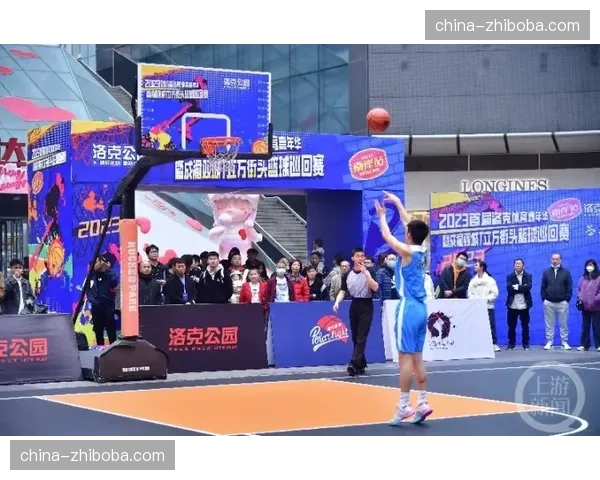 “‘篮球之城’沈阳全民观赛，街头篮球赛同步火热进行”